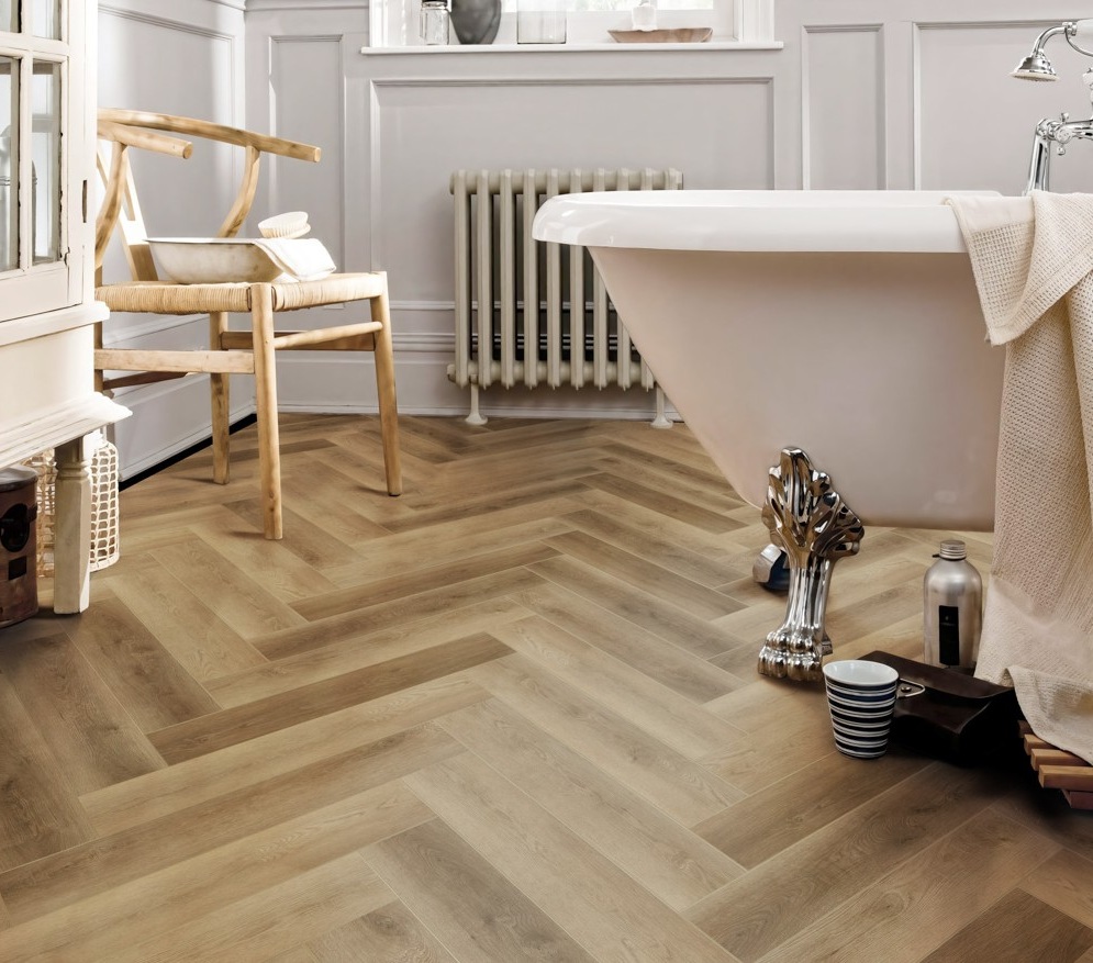 Кварцвиниловый SPC ламинат Cronafloor Herringbone 2.0 Дуб Руан H021 венгерская елка 640×128×4,5 фото в интерьере