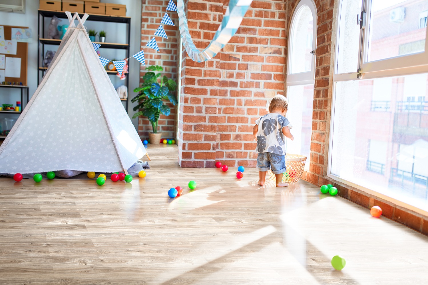 Кварцвиниловый SPC ламинат Bonkeel Style Дуб Муривай 1200×125×4 фото в интерьере