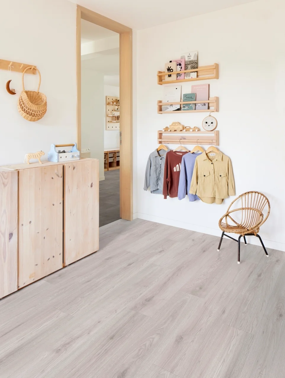 Кварцвиниловый SPC ламинат Adelar Eterna Acoustic Chapman Oak 05221 400087489 1220×181×6 фото в интерьере