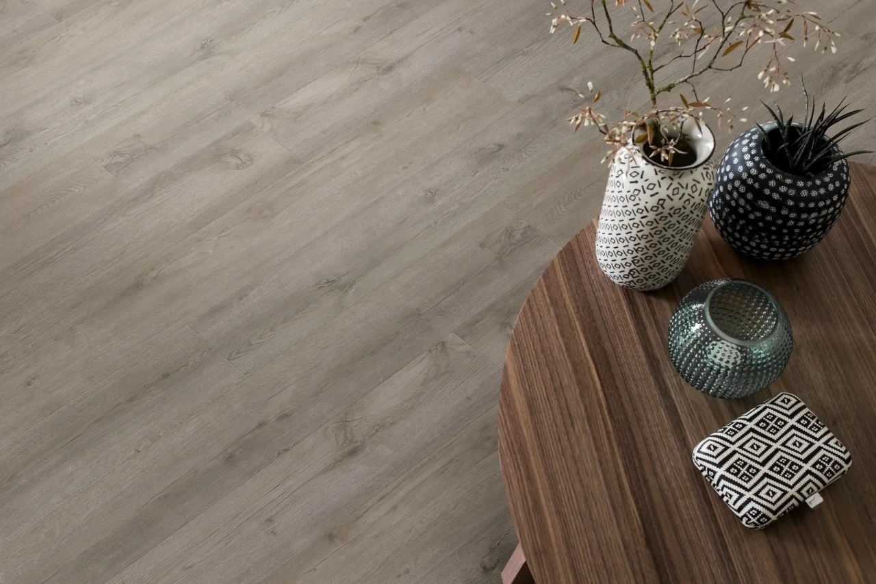 Кварцвиниловый SPC ламинат Adelar Eterna Acoustic Major Oak 05929 400087686 1220×181×6 фото в интерьере