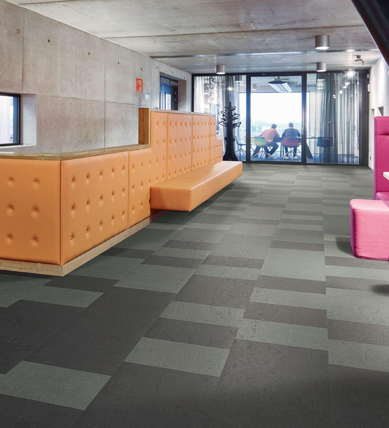 Мармолеум Forbo Modular Slate Welsh Slate te3725 500×500×2,5 фото в интерьере