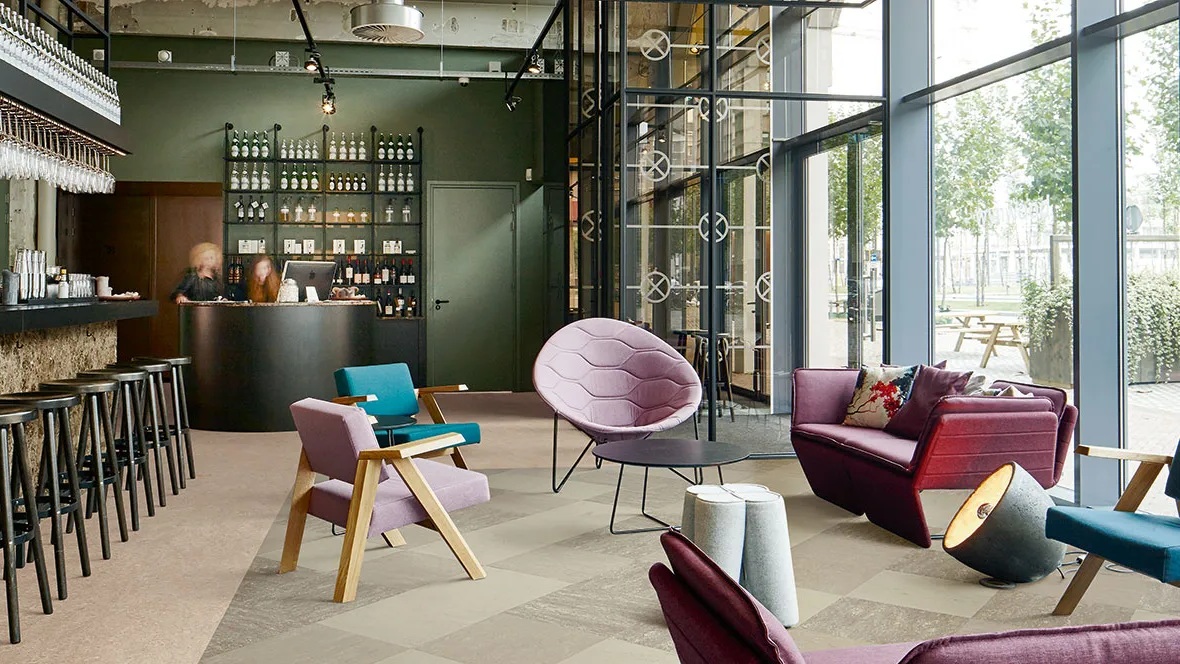 Мармолеум Forbo Modular Marble Horse Roan t3232 500×500×2,5 фото в интерьере