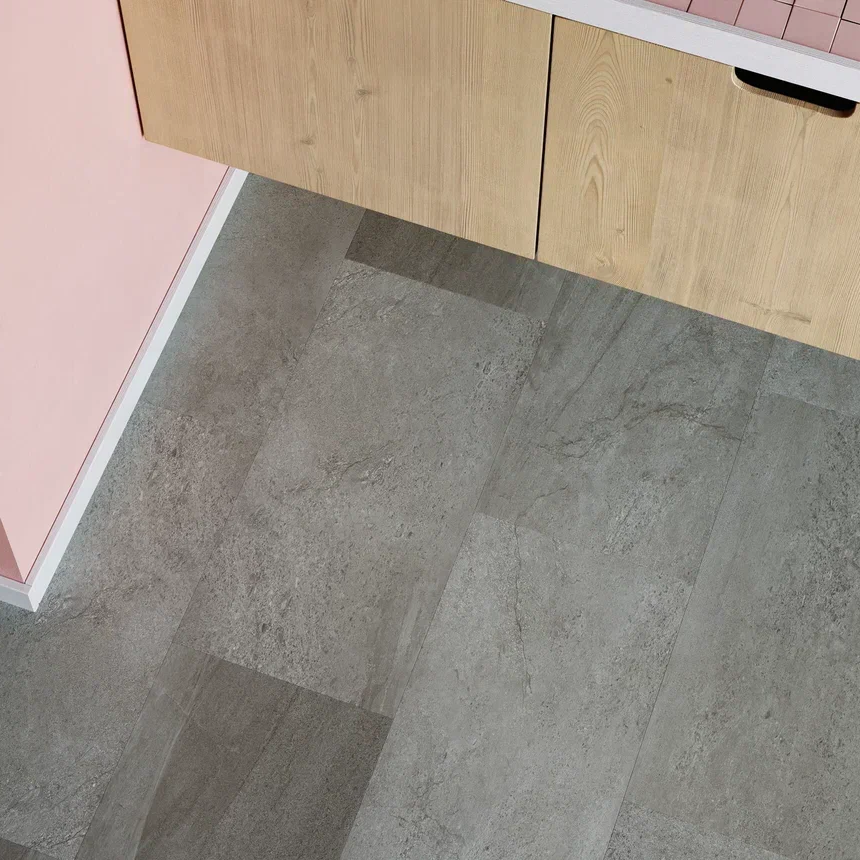 Кварцвиниловая плитка Invictus клеевая Maximus Tile Groovy Granite Lava 610×305×2,5 фото в интерьере
