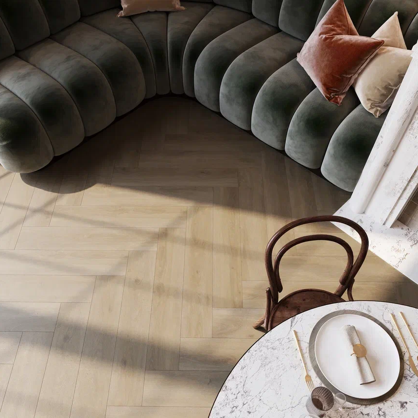 Кварцвиниловый SPC ламинат Invictus Maximus Herringbone Divine Oak Champagne венгерская елка 743×145×5 фото в интерьере