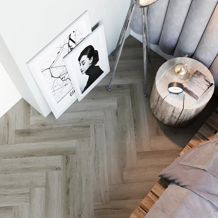 Кварцвиниловый SPC ламинат Invictus Maximus Herringbone River Oak Trout венгерская елка 743×145×5 фото в интерьере