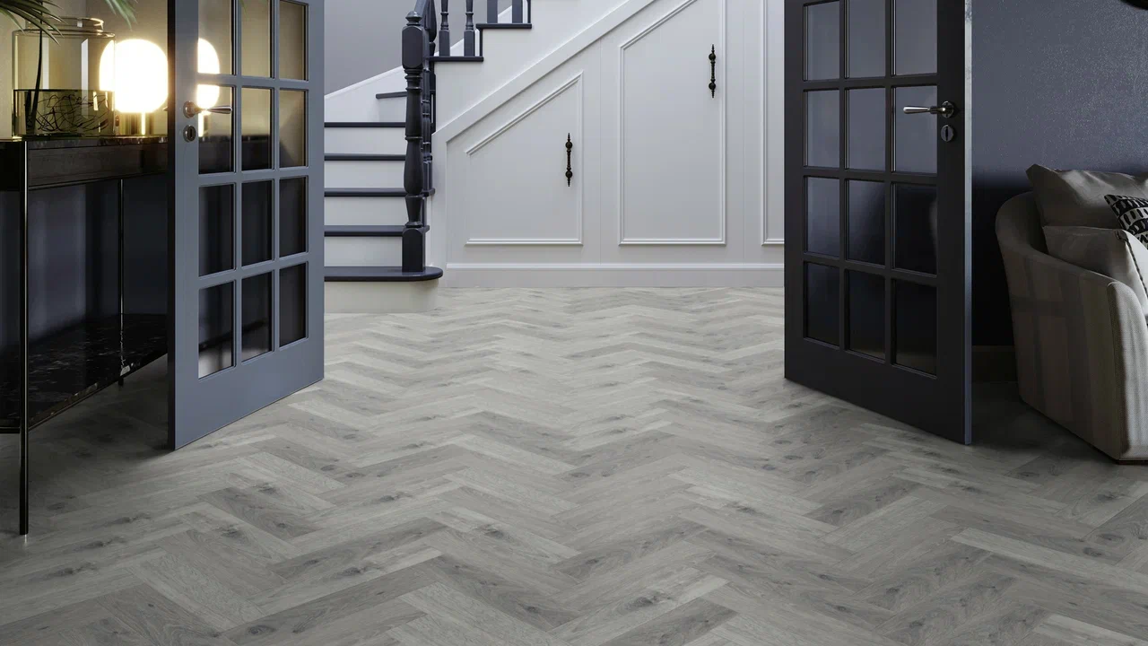 Кварцвиниловая плитка Invictus клеевая Maximus Parquet Highland Oak Frosted венгерская елка 406×102×2,5 фото в интерьере