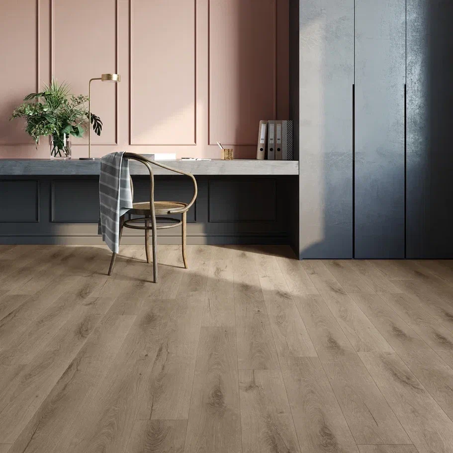 Кварцвиниловая плитка Invictus клеевая Primus Plank Royal Oak Traditional 1219×178×2 фото в интерьере