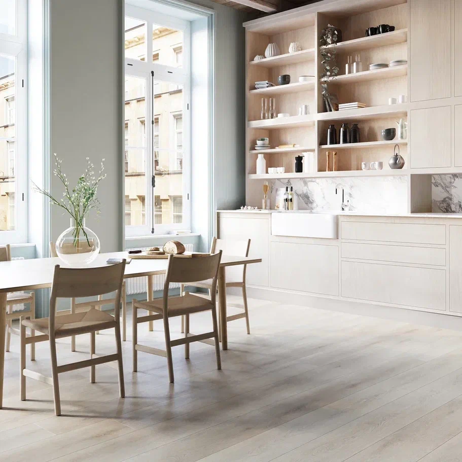 Кварцвиниловая плитка Invictus клеевая Primus Plank Cashmere Oak Beach 1500×228×2 фото в интерьере