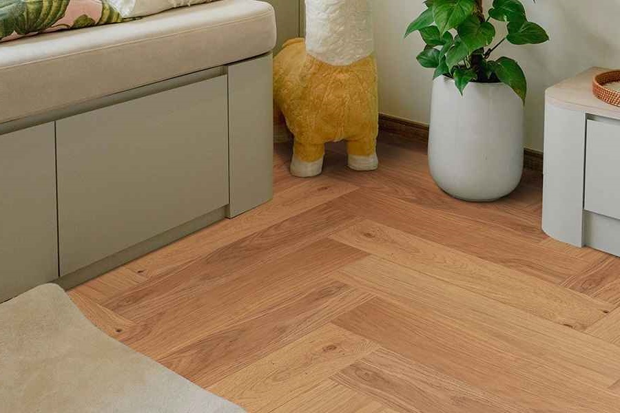 Паркетная доска Auswood Travel Herringbone Oak Paphos NFH404 HB АBСD венгерская елка 600×125×12 фото в интерьере