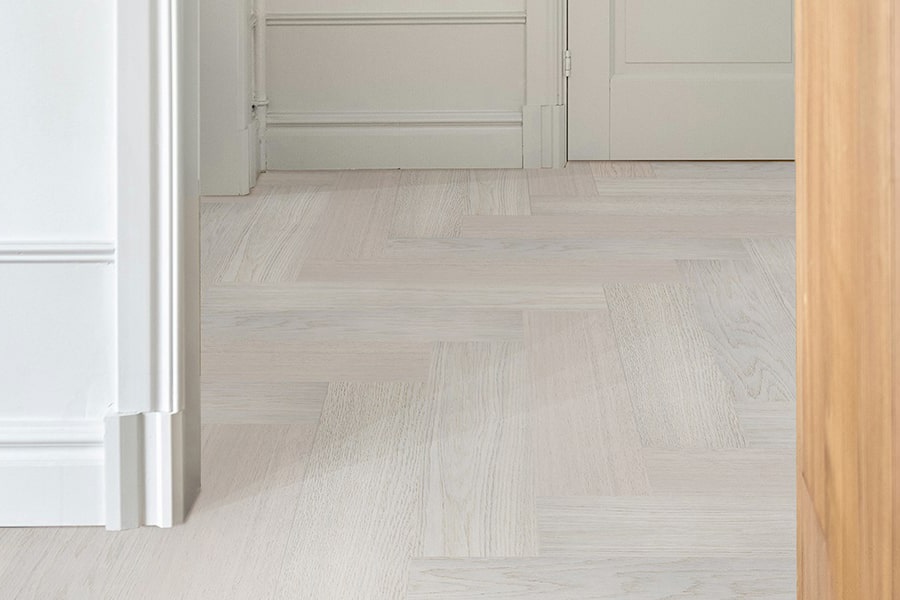 Паркетная доска Auswood Travel Herringbone Oak Elba NFH387 HB АBСD венгерская елка 600×125×12 фото в интерьере