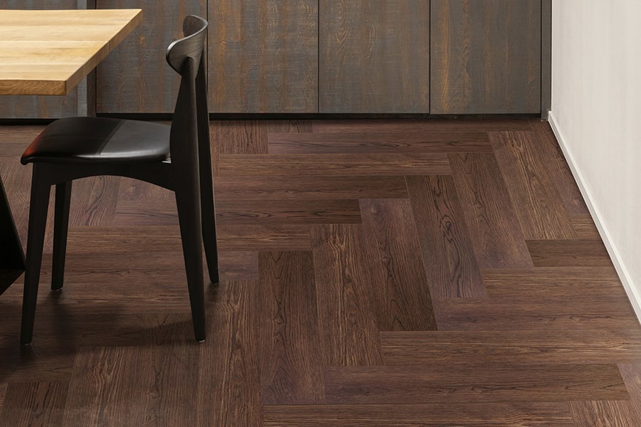 Паркетная доска Auswood Travel Herringbone Oak Rodos NFH397 HB АBСD венгерская елка 600×125×12 фото в интерьере