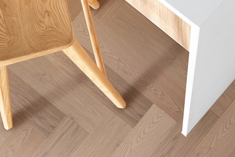 Паркетная доска Auswood Travel Herringbone Oak Samos NFH402 HB АBСD венгерская елка 600×125×12 фото в интерьере