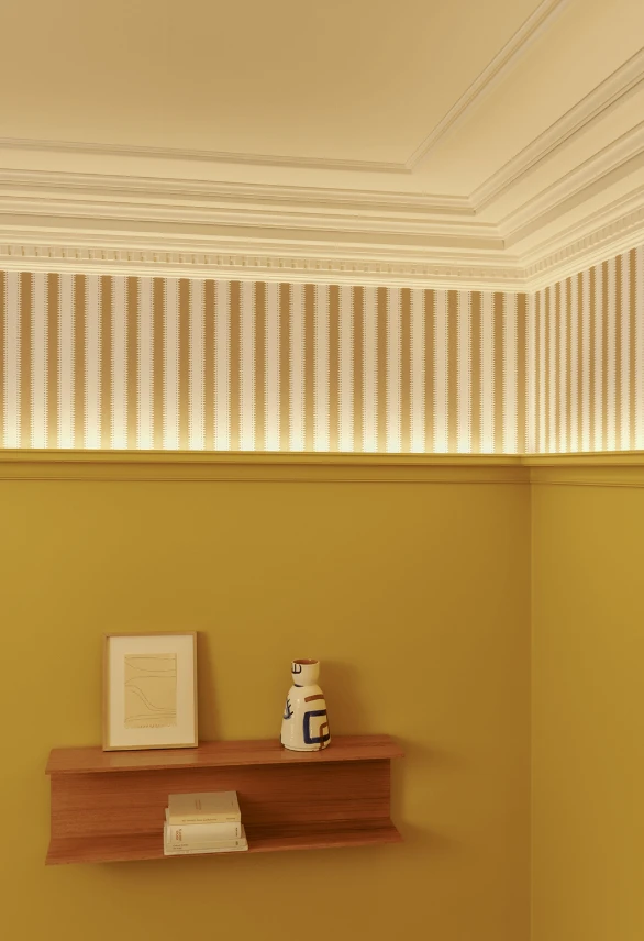 Потолочный плинтус под покраску Orac Decor C328 с подсветкой 2000×68×90 фото в интерьере