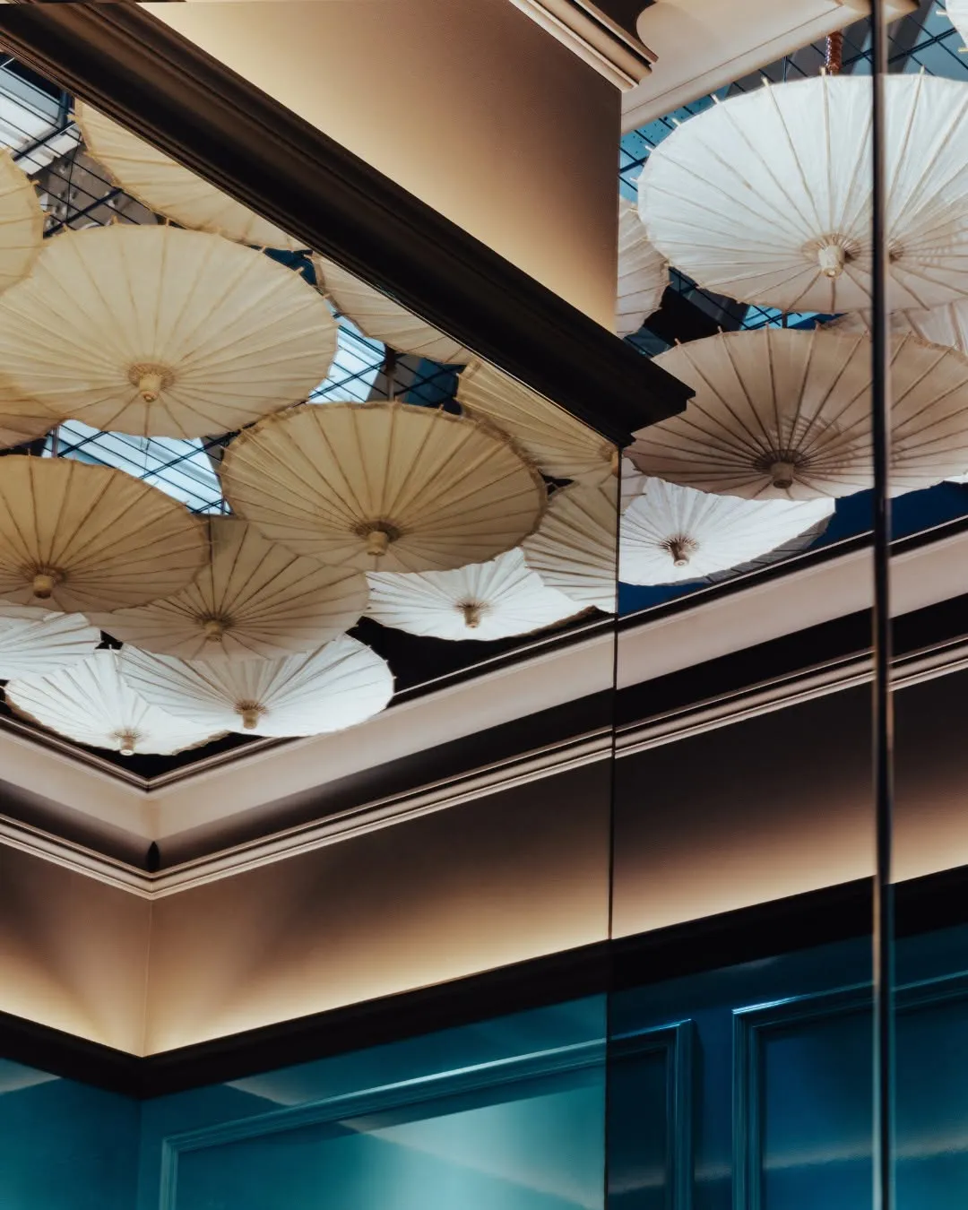 Потолочный плинтус под покраску Orac Decor C328 с подсветкой 2000×68×90 фото в интерьере