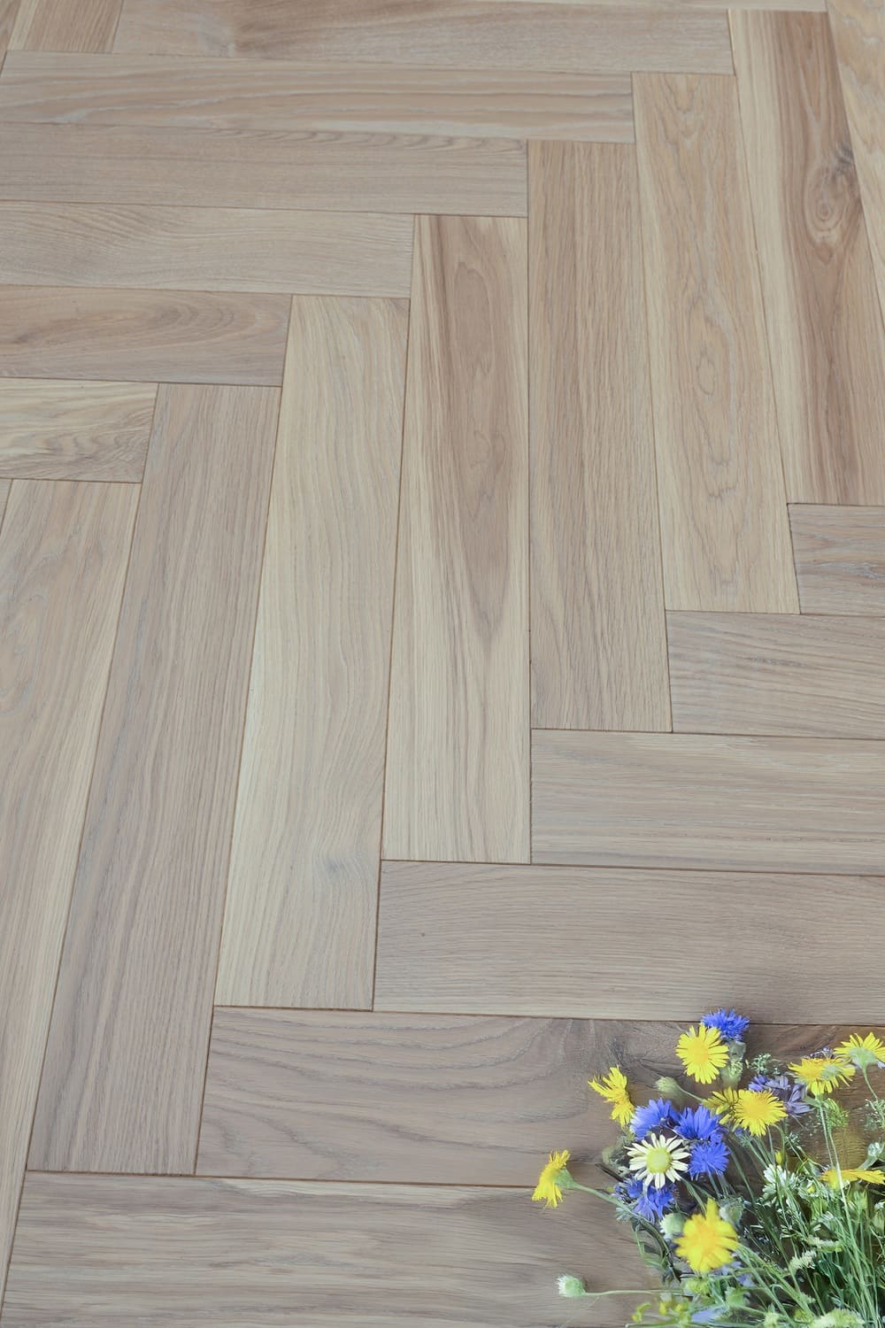 Паркетная доска Karelia Herringbone Дуб Tan HB 1019ABHB8TANN111 Natur венгерская елка 600×100×14 фото в интерьере