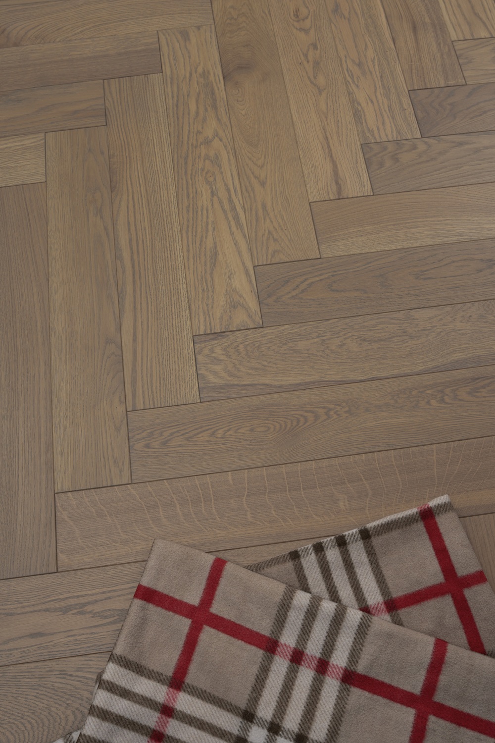 Паркетная доска Karelia Herringbone Дуб Whisper HB 1019ABHB8WHIS111 Natur венгерская елка 600×100×14 фото в интерьере