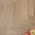 Паркетная доска Karelia Herringbone Дуб Taupe HB 1019ABHB8TAUP111 Natur венгерская елка 600×100×14 фото в интерьере