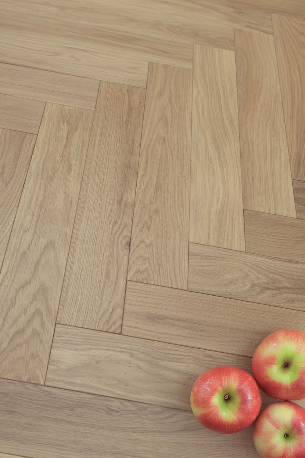 Паркетная доска Karelia Herringbone Дуб Taupe HB 1019ABHB8TAUP111 Natur венгерская елка 600×100×14 фото в интерьере