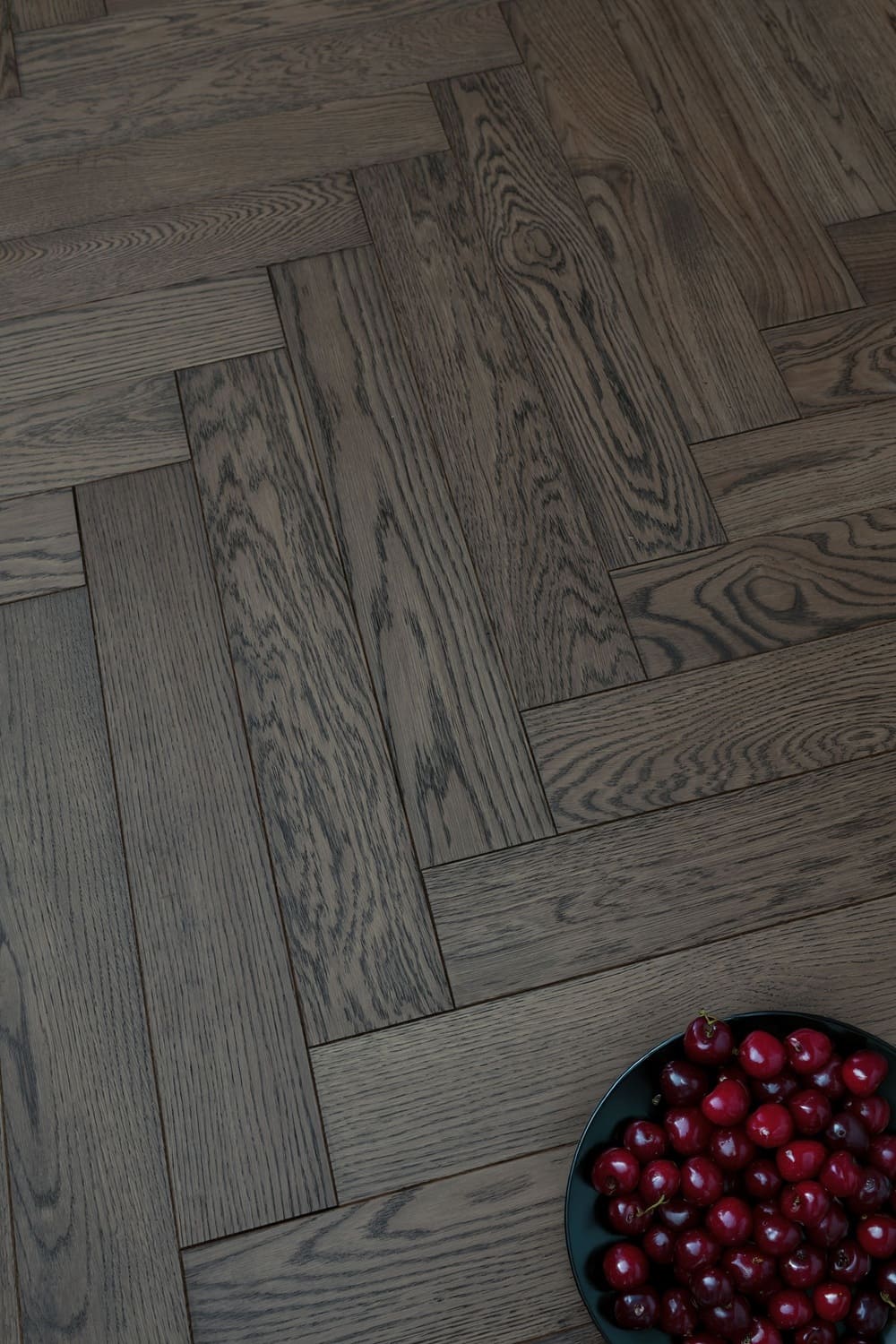 Паркетная доска Karelia Herringbone Дуб Brandy HB 1019ABHB8BRAN111 Natur венгерская елка 600×100×14 фото в интерьере