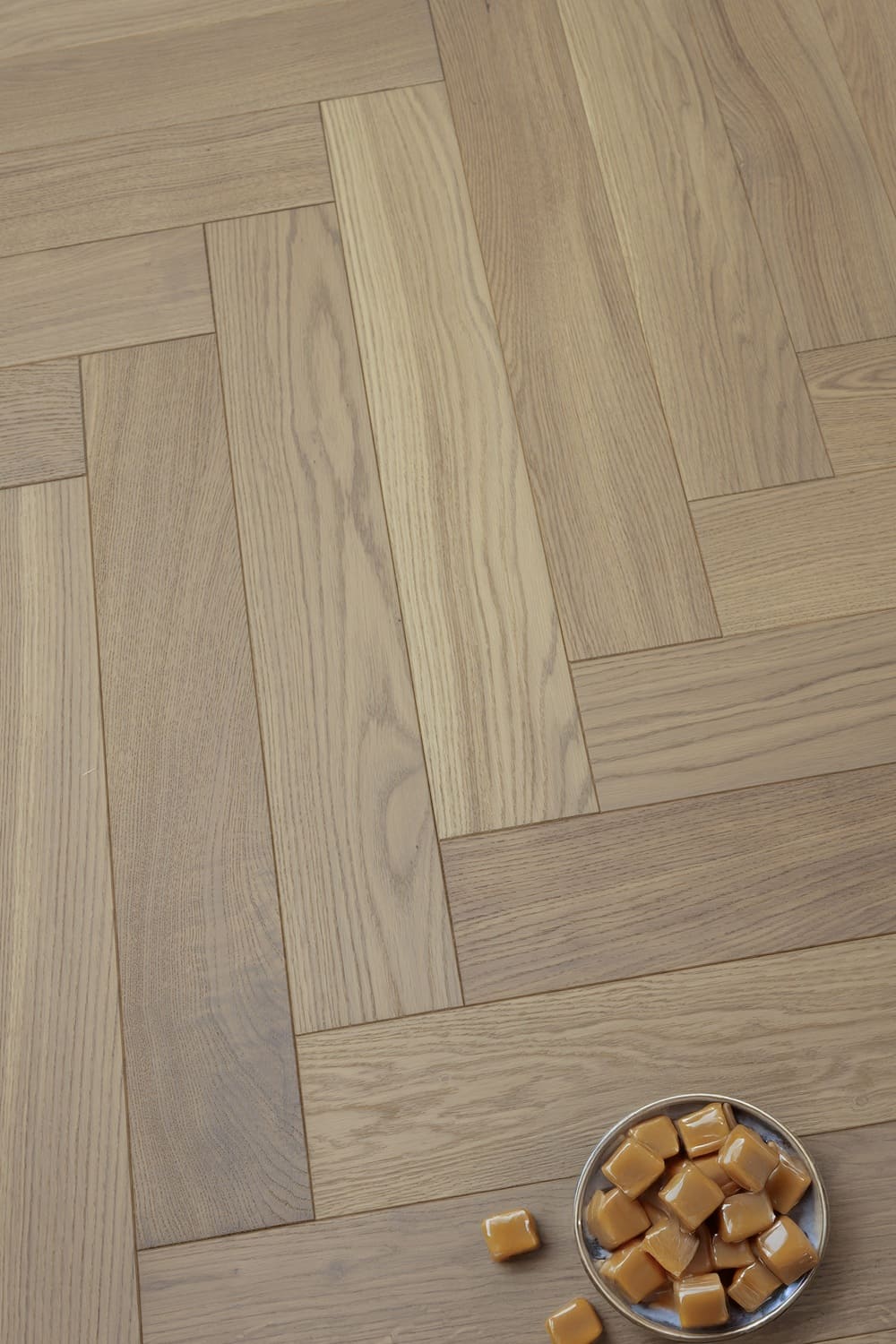 Паркетная доска Karelia Herringbone Дуб Caramel HB 1019ABHB8CARA111 Natur венгерская елка 600×100×14 фото в интерьере