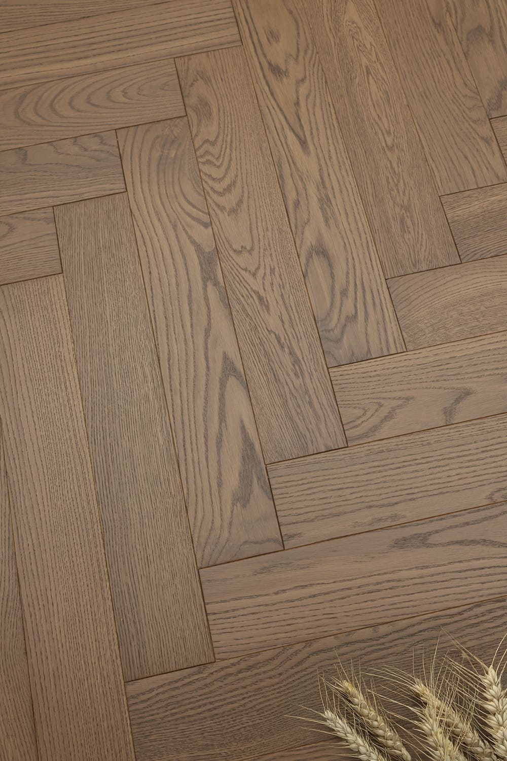 Паркетная доска Karelia Herringbone Дуб Craft HB 1019ABHB8CRAF111 Natur венгерская елка 600×100×14 фото в интерьере