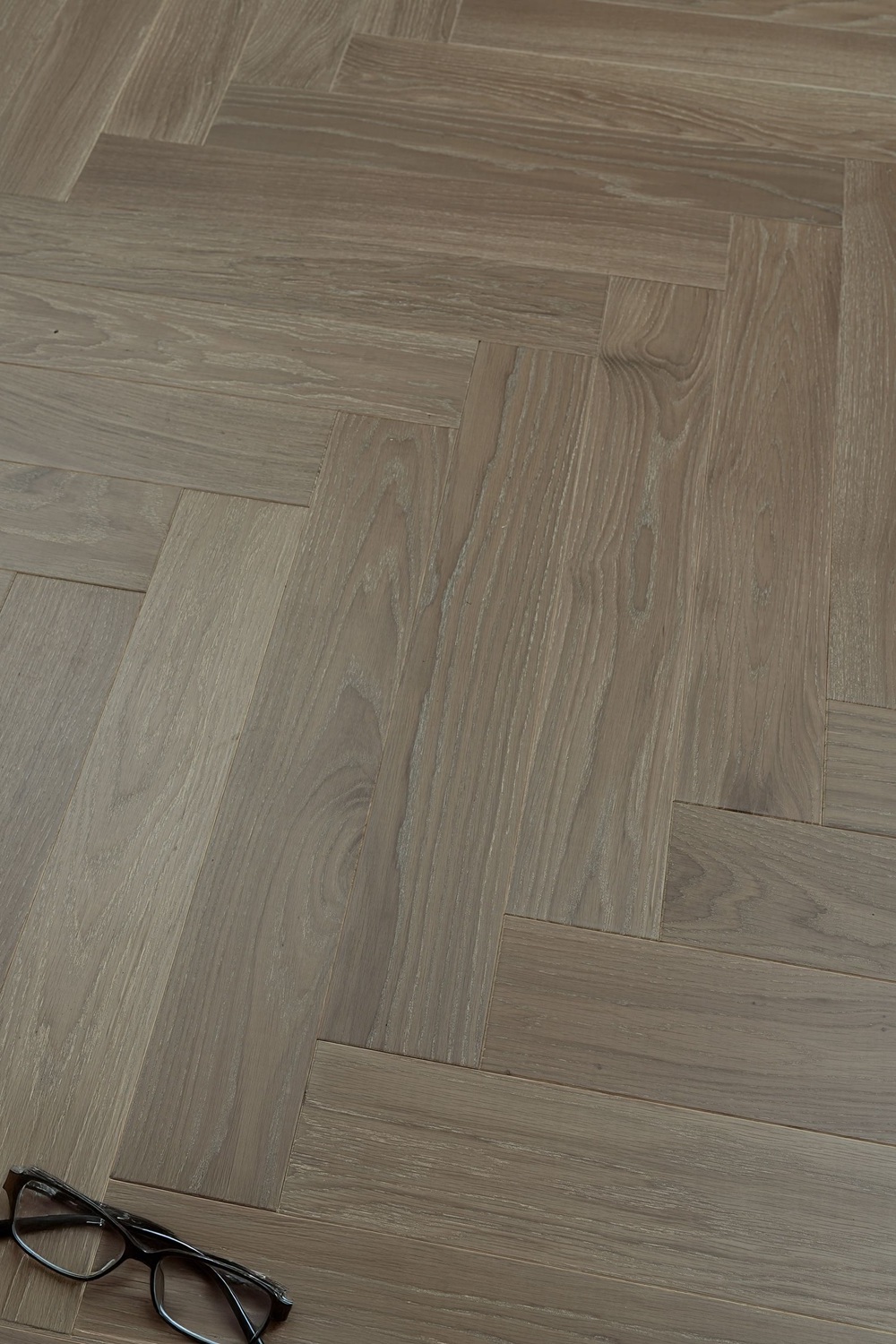 Паркетная доска Karelia Herringbone Дуб Anvil HB 1019ABHB8ANVI111 Natur венгерская елка 600×100×14 фото в интерьере