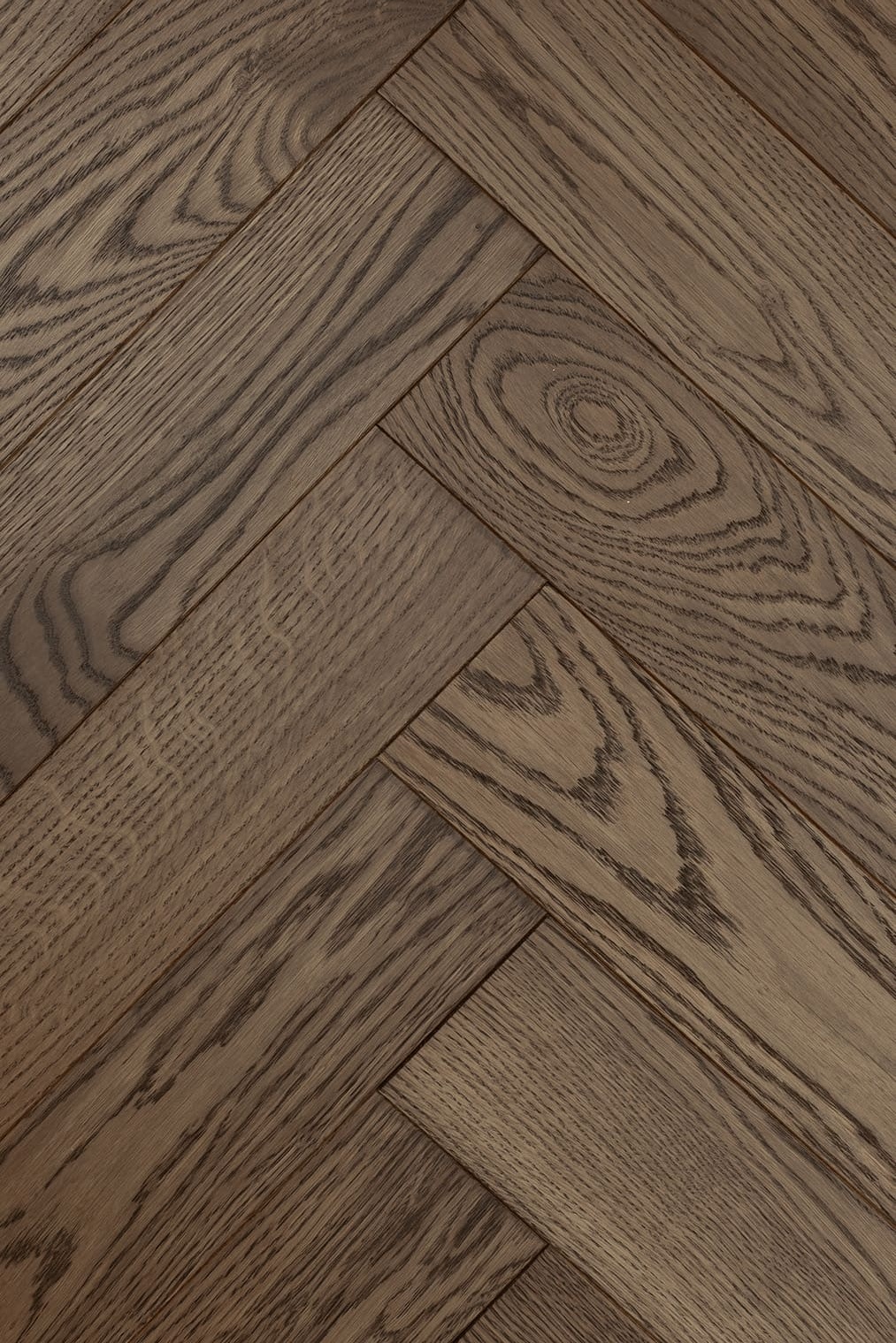 Паркетная доска Karelia Herringbone Дуб Biscotti HB 1019ABHB8BISC111 Natur венгерская елка 600×100×14 фото в интерьере