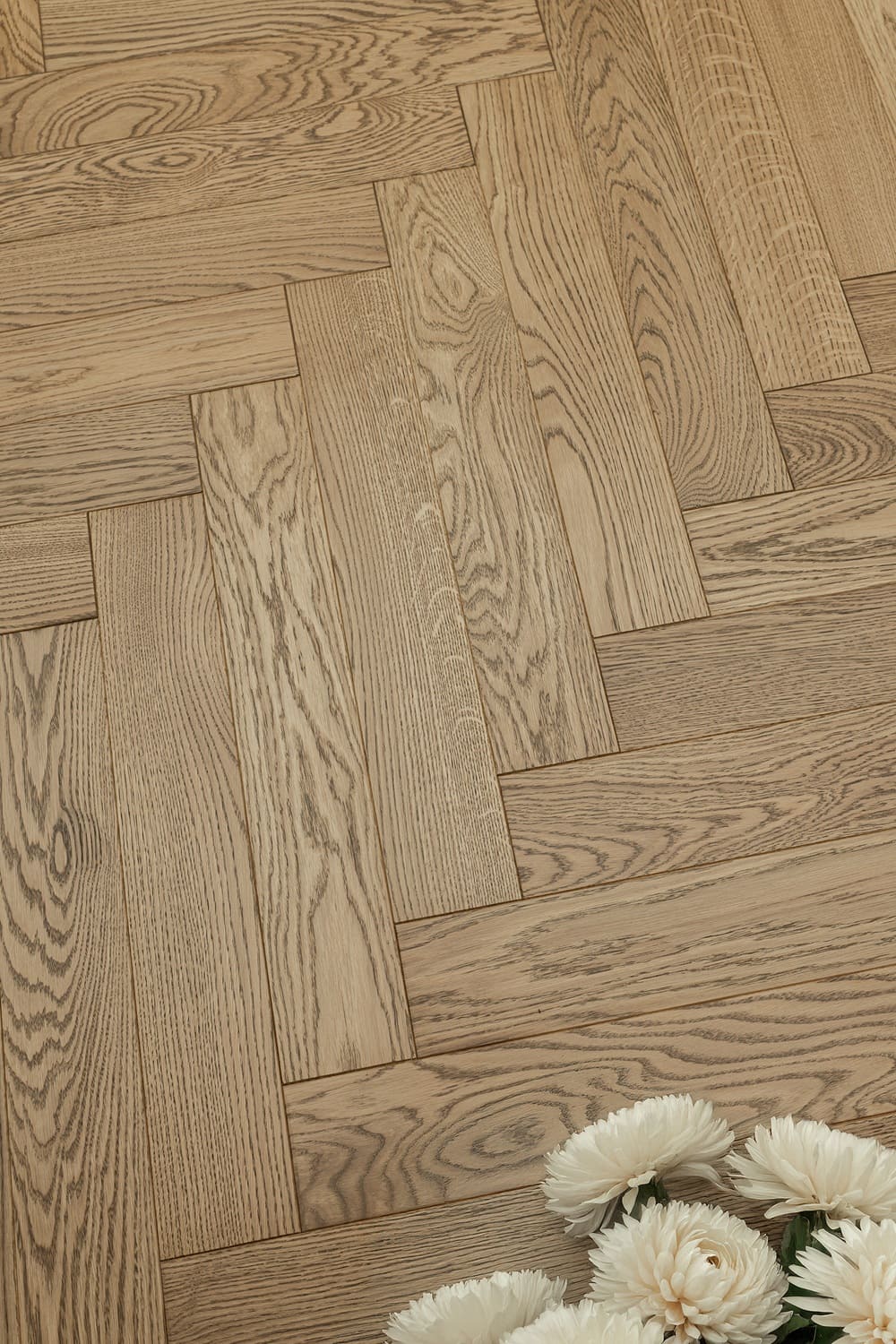 Паркетная доска Karelia Herringbone Дуб Beige HB 1019ABHB8BEIG111 Natur венгерская елка 600×100×14 фото в интерьере