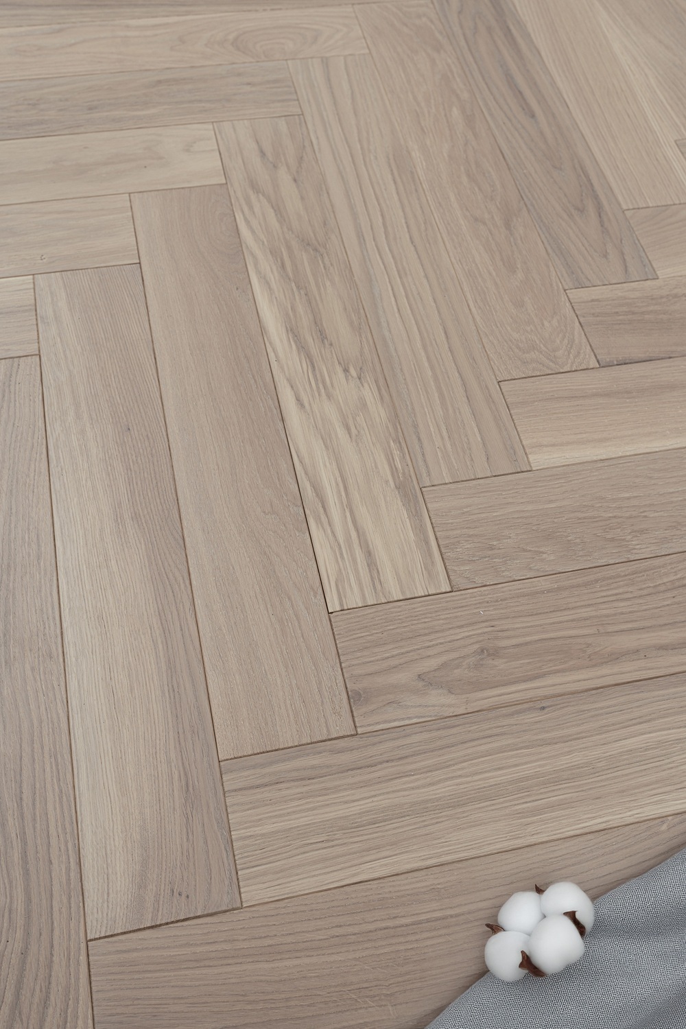 Паркетная доска Karelia Herringbone Дуб Cotton HB 1019ABHB8COTT111 Natur венгерская елка 600×100×14 фото в интерьере