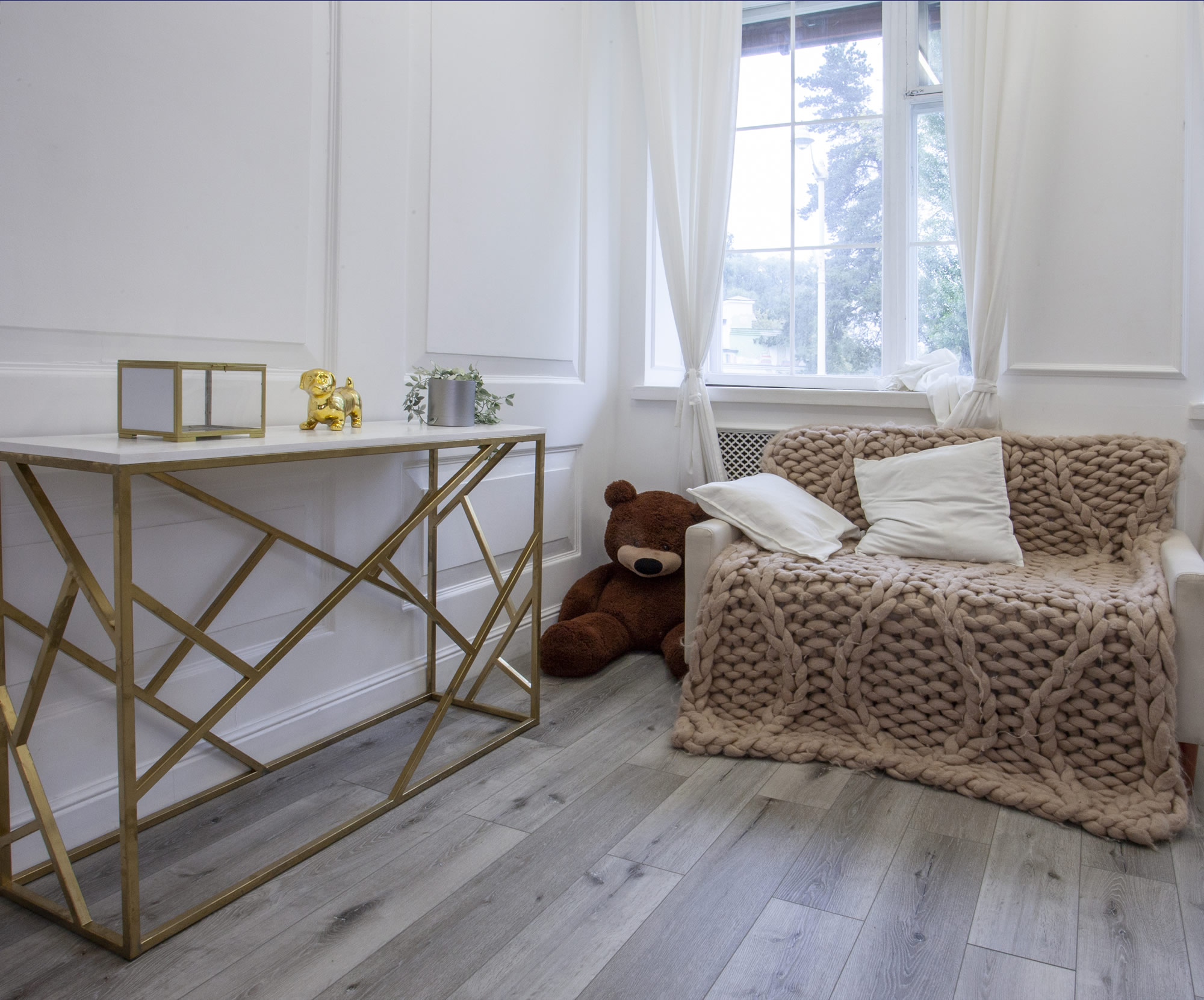 Кварцвиниловая плитка Damy Floor клеевая Family LVT Дуб Состаренный Серый Aged Gray Oak T7020-5D-LVT 1227×187×2,5 фото в интерьере