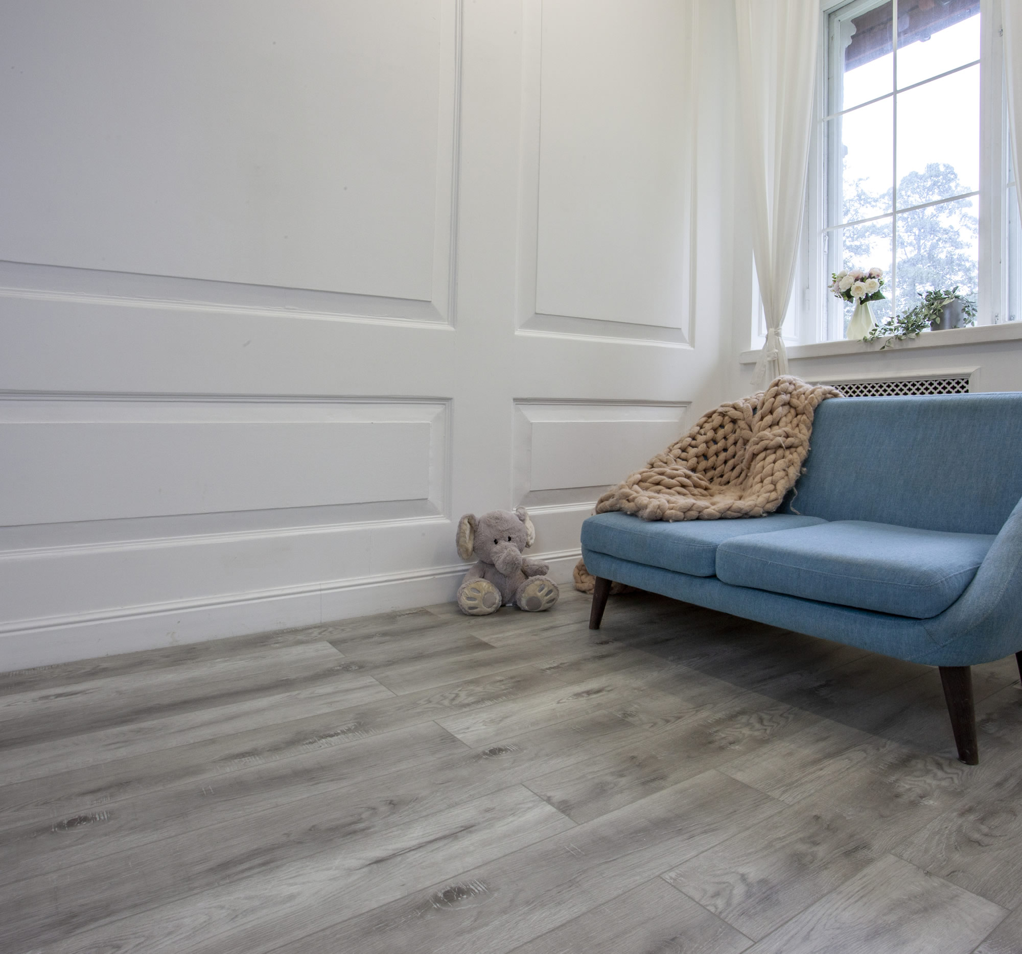 Кварцвиниловая плитка Damy Floor клеевая Family LVT Дуб Рустикальный Cерый Rustic Gray Oak TCM369-28-LVT 1227×187×2,5 фото в интерьере