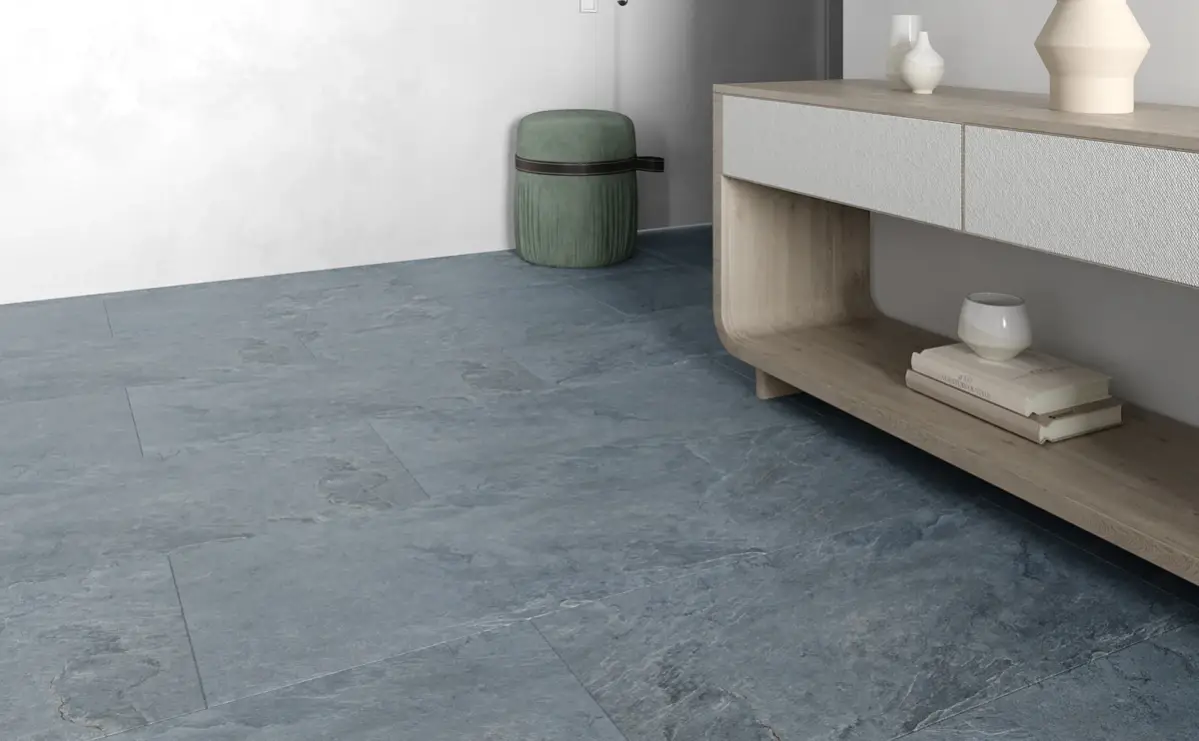 Кварцвиниловая плитка Vinilam клеевая Ceramo Stone Glue Мальтийский Базальт 91907 950×475×2,5 фото в интерьере
