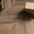 Кварцвиниловая плитка Vinilam клеевая Parquet Chevron Glue Шеврон Нормандия RI153610CL4 французская елка 690×115×2,5 фото в интерьере