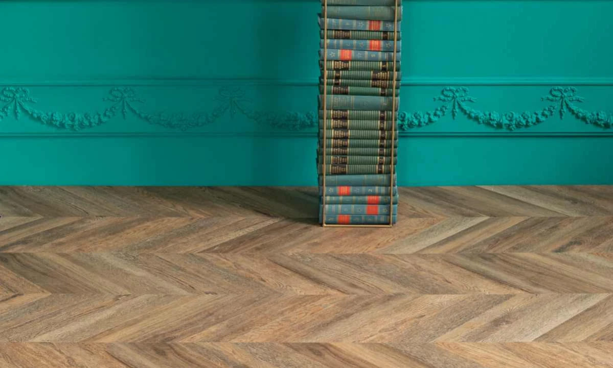 Кварцвиниловая плитка Vinilam клеевая Parquet Chevron Glue Шеврон Нормандия RI153610CL4 французская елка 690×115×2,5 фото в интерьере