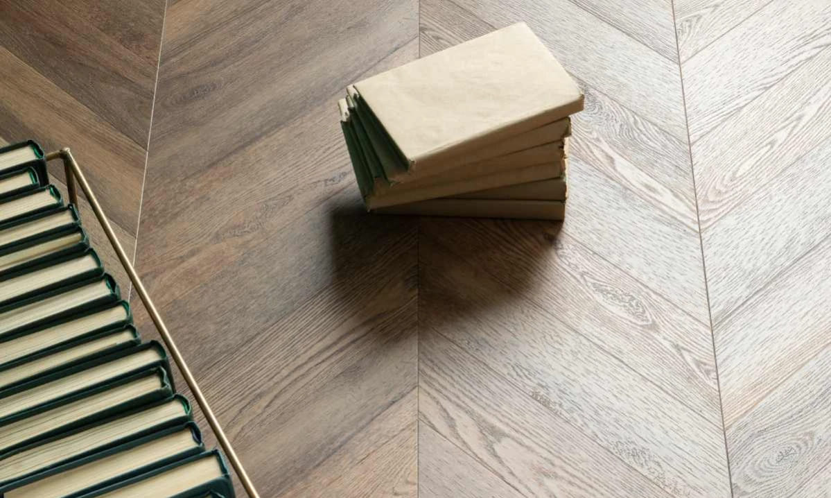 Кварцвиниловая плитка Vinilam клеевая Parquet Chevron Glue Шеврон Нормандия RI153610CL4 французская елка 690×115×2,5 фото в интерьере