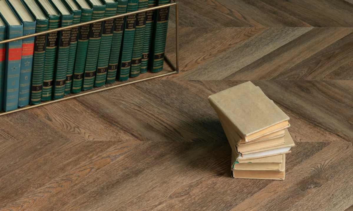 Кварцвиниловая плитка Vinilam клеевая Parquet Chevron Glue Шеврон Нормандия RI153610CL4 французская елка 690×115×2,5 фото в интерьере