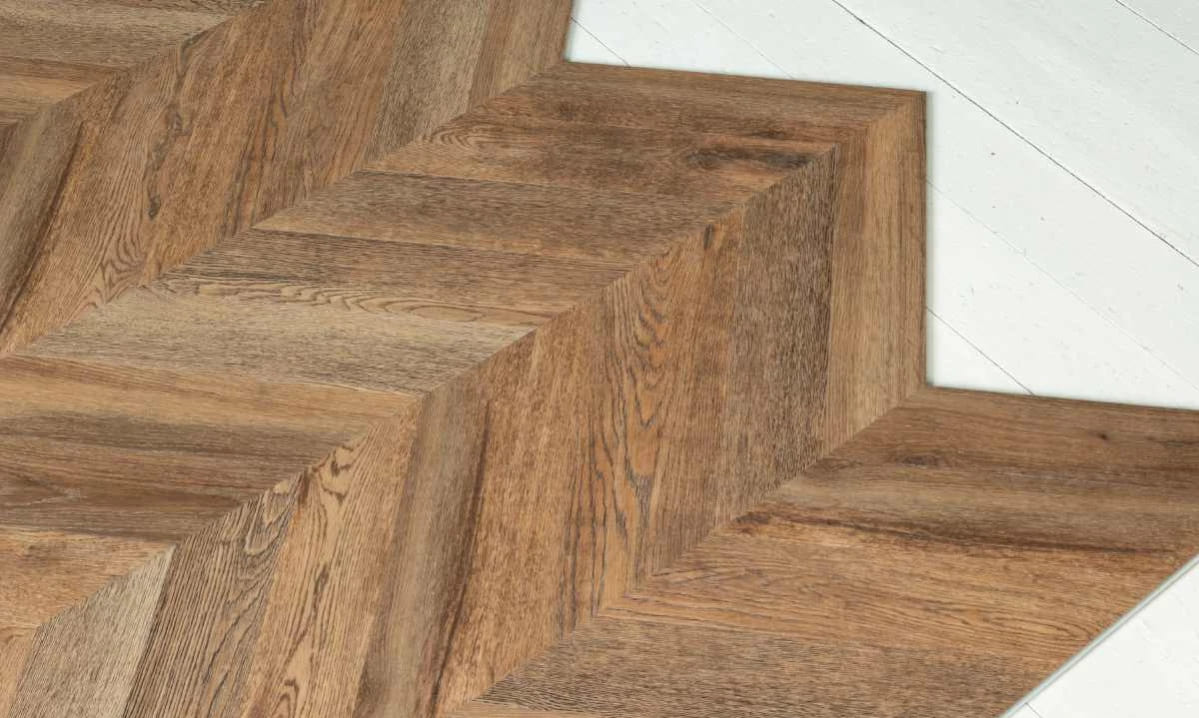 Кварцвиниловая плитка Vinilam клеевая Parquet Chevron Glue Шеврон Нормандия RI153610CL4 французская елка 690×115×2,5 фото в интерьере