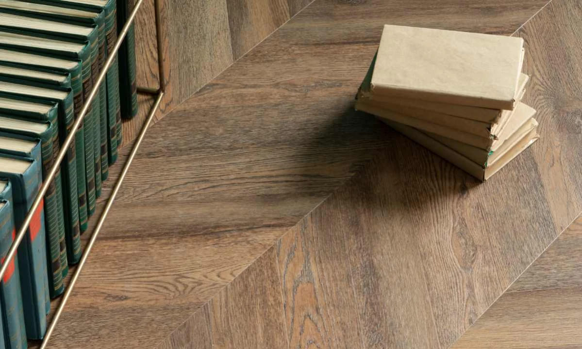 Кварцвиниловая плитка Vinilam клеевая Parquet Chevron Glue Шеврон Нормандия RI153610CL4 французская елка 690×115×2,5 фото в интерьере