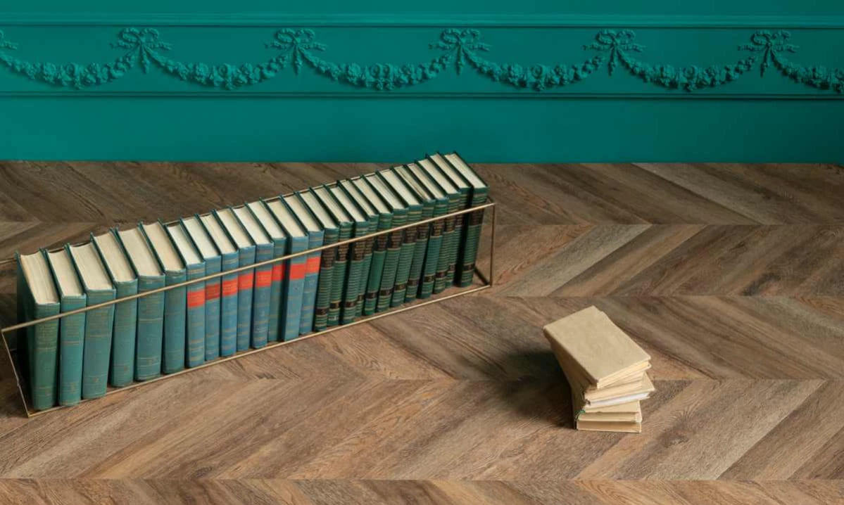 Кварцвиниловая плитка Vinilam клеевая Parquet Chevron Glue Шеврон Нормандия RI153610CL4 французская елка 690×115×2,5 фото в интерьере