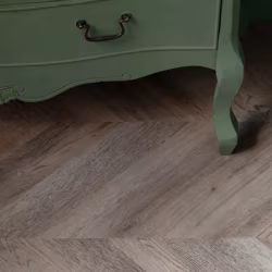 Кварцвиниловая плитка Vinilam клеевая Parquet Chevron Glue Шеврон Шампань RI153616CL4 французская елка 690×115×2,5