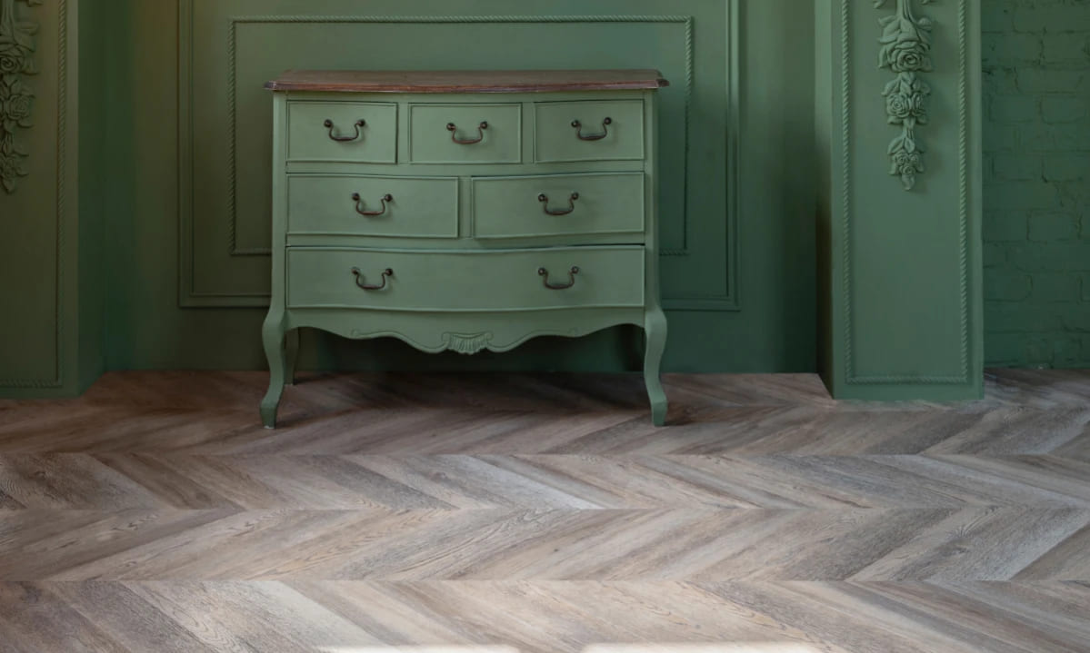 Кварцвиниловая плитка Vinilam клеевая Parquet Chevron Glue Шеврон Шампань RI153616CL4 французская елка 690×115×2,5 фото в интерьере