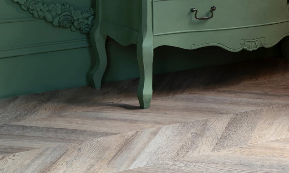 Кварцвиниловая плитка Vinilam клеевая Parquet Chevron Glue Шеврон Шампань RI153616CL4 французская елка 690×115×2,5 фото в интерьере