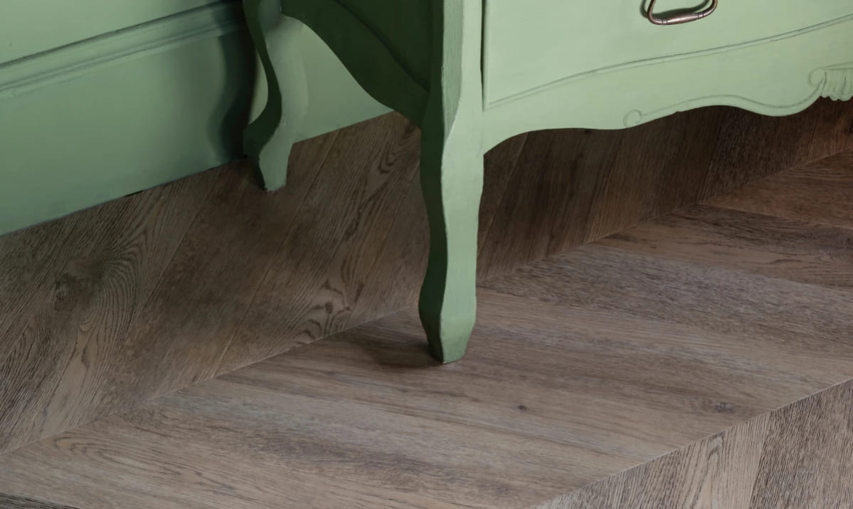 Кварцвиниловая плитка Vinilam клеевая Parquet Chevron Glue Шеврон Шампань RI153616CL4 французская елка 690×115×2,5 фото в интерьере