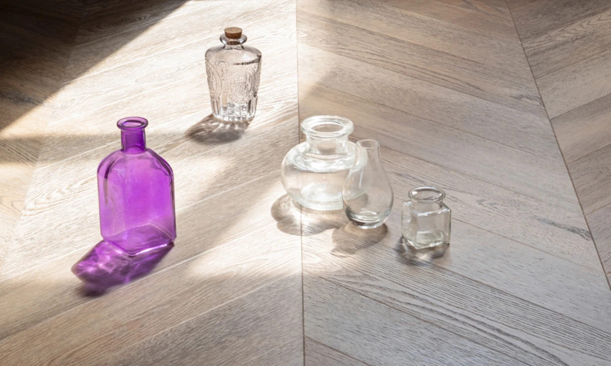 Кварцвиниловая плитка Vinilam клеевая Parquet Chevron Glue Шеврон Шампань RI153616CL4 французская елка 690×115×2,5 фото в интерьере