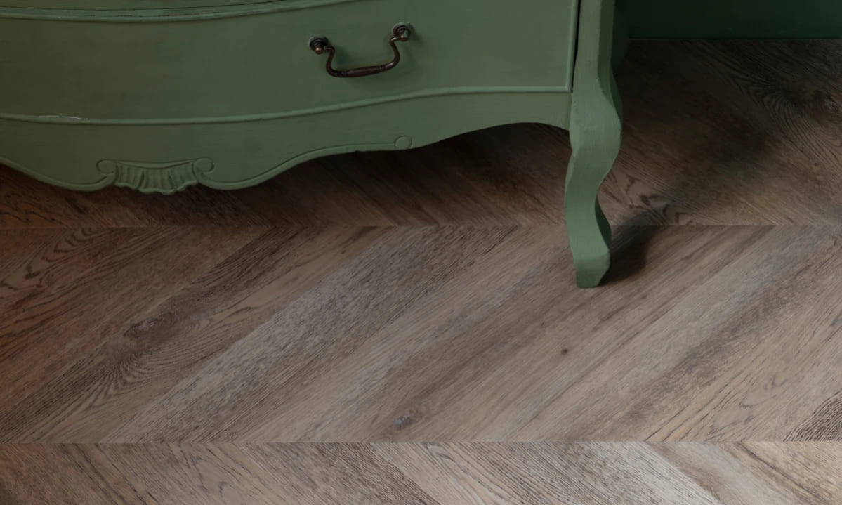 Кварцвиниловая плитка Vinilam клеевая Parquet Chevron Glue Шеврон Шампань RI153616CL4 французская елка 690×115×2,5 фото в интерьере