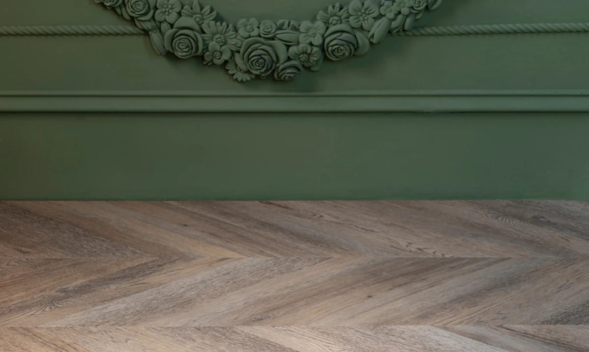 Кварцвиниловая плитка Vinilam клеевая Parquet Chevron Glue Шеврон Шампань RI153616CL4 французская елка 690×115×2,5 фото в интерьере