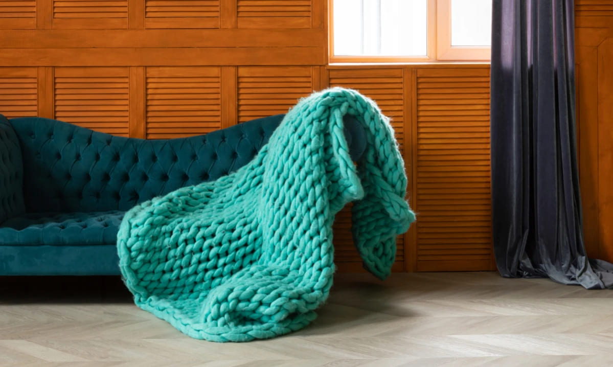 Кварцвиниловая плитка Vinilam клеевая Parquet Chevron Glue Шеврон Сезар RI4445118CL4 французская елка 690×115×2,5 фото в интерьере