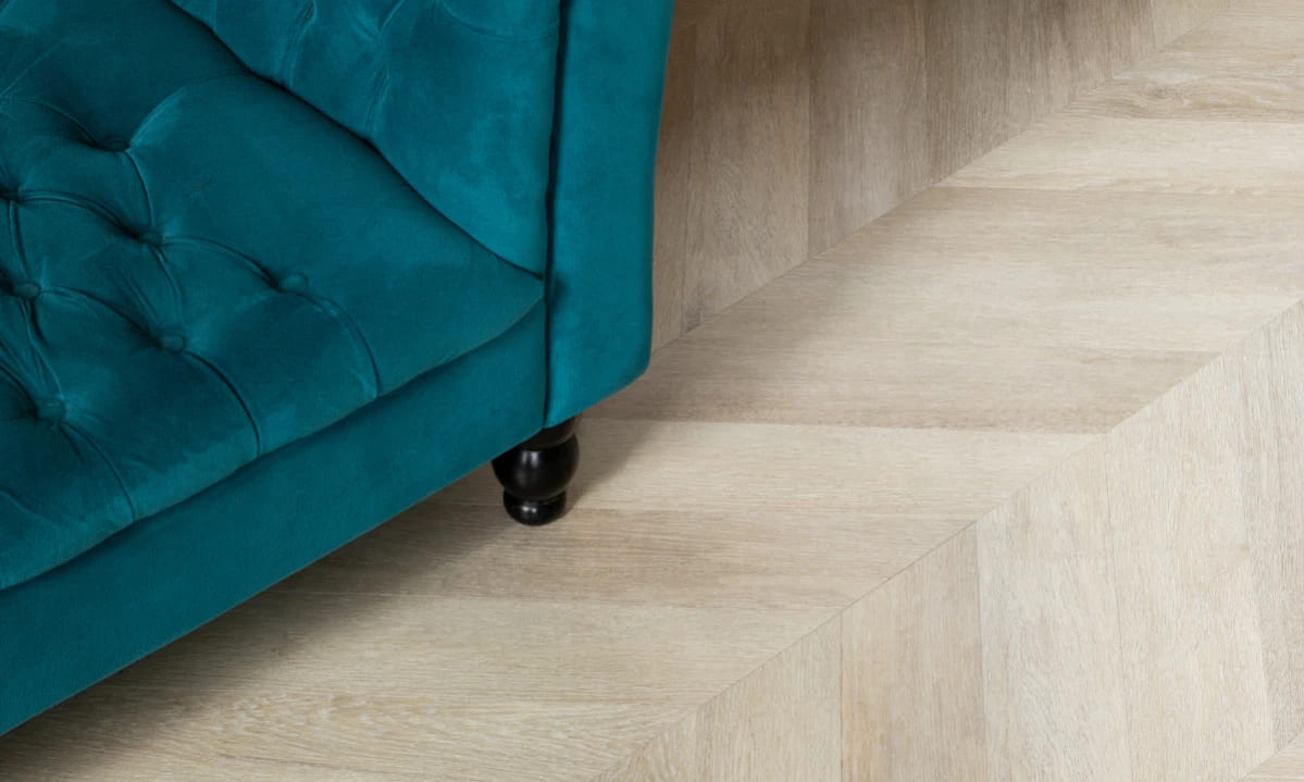 Кварцвиниловая плитка Vinilam клеевая Parquet Chevron Glue Шеврон Сезар RI4445118CL4 французская елка 690×115×2,5 фото в интерьере