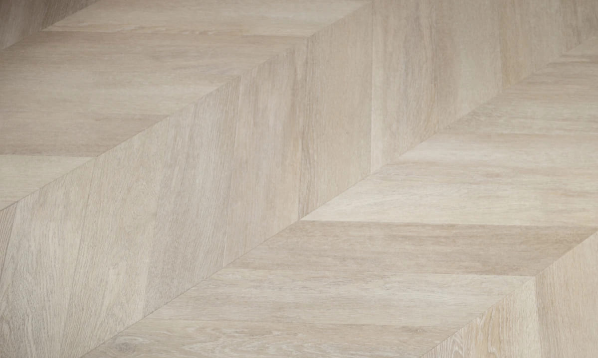 Кварцвиниловая плитка Vinilam клеевая Parquet Chevron Glue Шеврон Сезар RI4445118CL4 французская елка 690×115×2,5 фото в интерьере