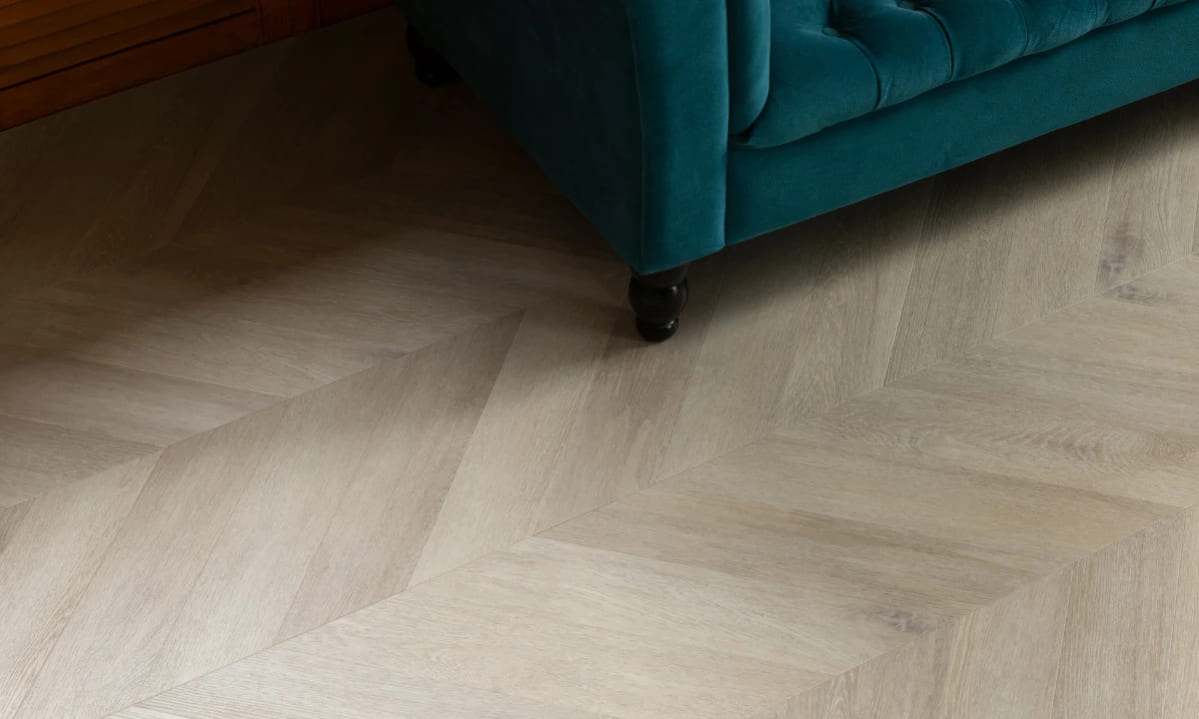 Кварцвиниловая плитка Vinilam клеевая Parquet Chevron Glue Шеврон Сезар RI4445118CL4 французская елка 690×115×2,5 фото в интерьере